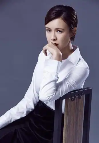 李艾短发造型抢眼 电眼红唇上演衬衫诱惑