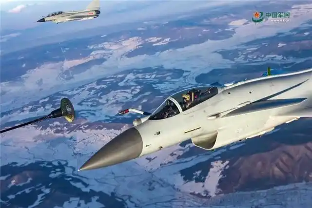 北部战区空军航空兵某旅组织多机型大机群空中加油训练,提升部队远程