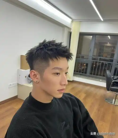 男人不管岁数多大,都别留这2种"油腻发型",换成这3种更显年轻