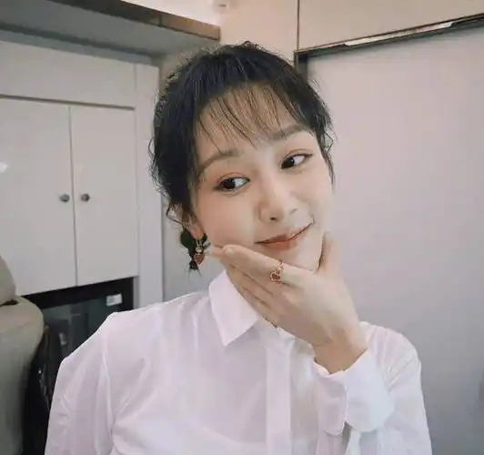 两大90顶流花同天晒自拍热巴戴棒球帽像小男生杨紫卖萌超可爱