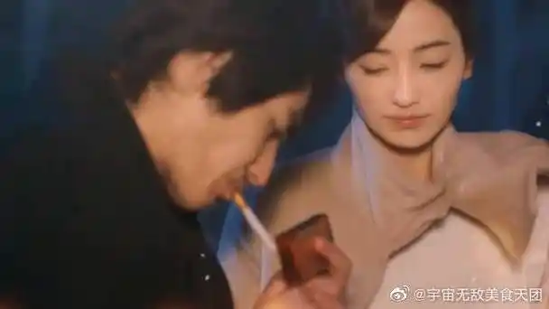 她解开风衣为他遮风点烟的那一刻,感动了所有的男人呜呜呜. #韩彩英