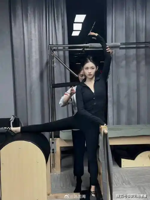 不愧是周星驰选出来的人,林允实力太强,穿瑜伽裤也难掩好身材