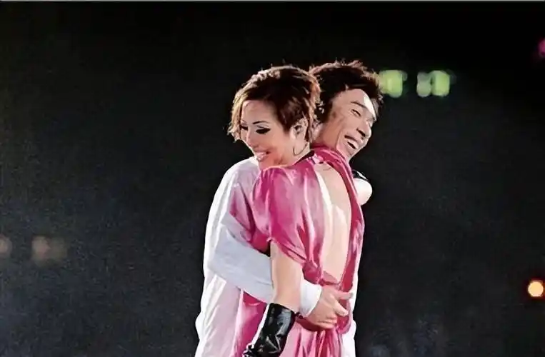 女明星婚姻生活新闻评论_明星评论刘德华视频_出轨的婚姻鹦鹉晒月评论