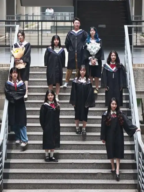 毕业照篇真的是海报质感集体照