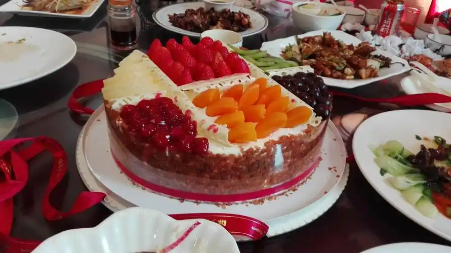 这是女生们送上的生日蛋糕用餐开始后了新的高潮,每个人都开怀大笑