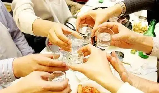 所谓无酒不成宴席,几个朋友聚会,如果坐在一起光吃饭不喝酒,那场面