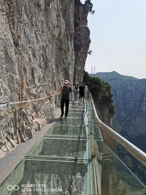 云台山一茱萸峰玻璃栈道