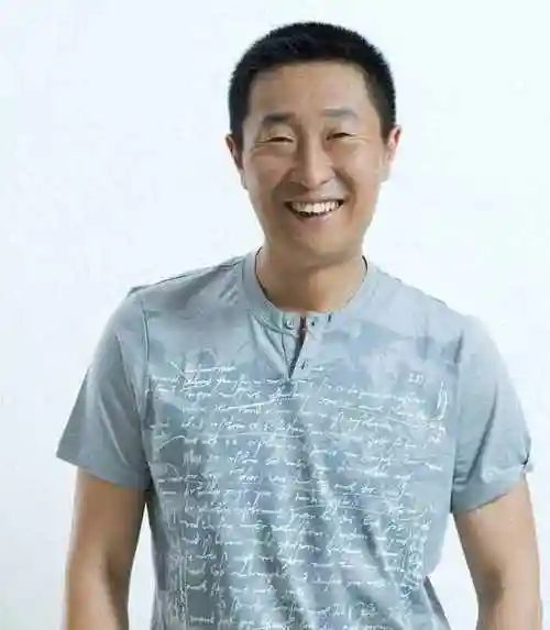 51岁林永健逛公园被偶遇,与农民工合影好热情,曾因家穷痛失爱子