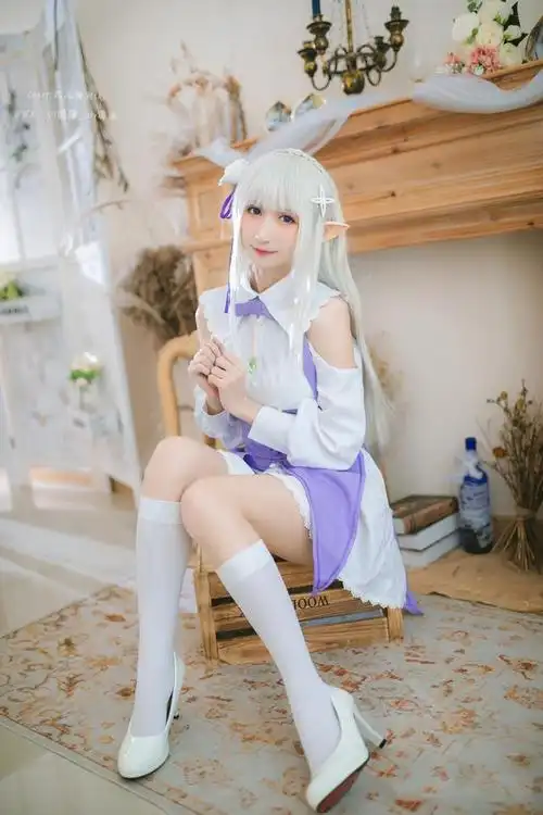 三位国人妹子cos的日本人气动漫角色"爱蜜莉雅"!造型十分可爱