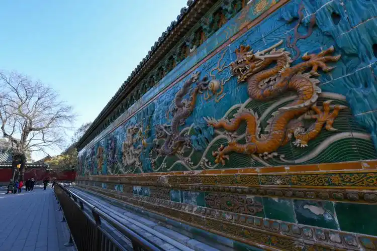 图为北海公园内的九龙壁.新华社记者 鞠焕宗摄