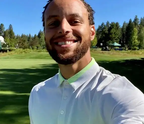 32岁库里晒自拍,皮肤变黑发型抢眼,萌神形象一去不返