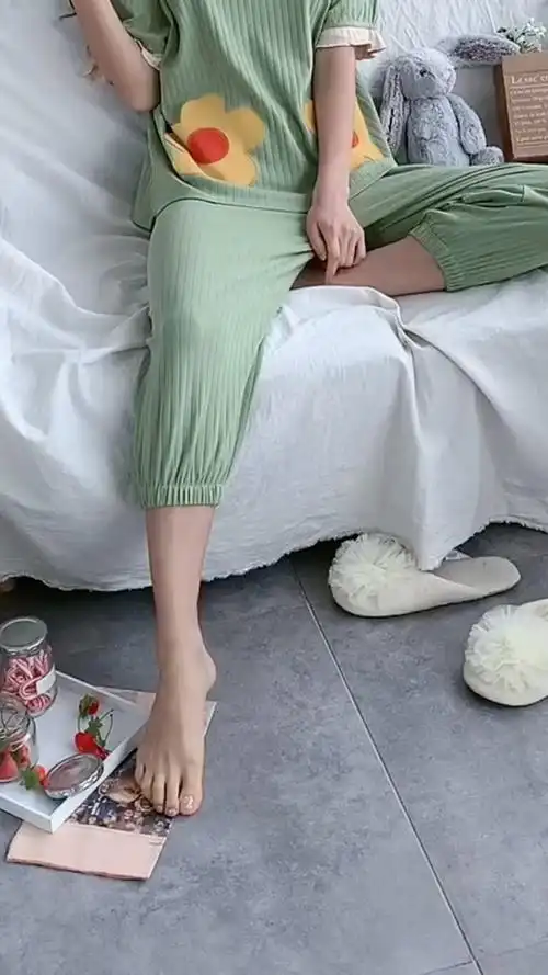 这个穿睡衣的小姐姐脚好看吗