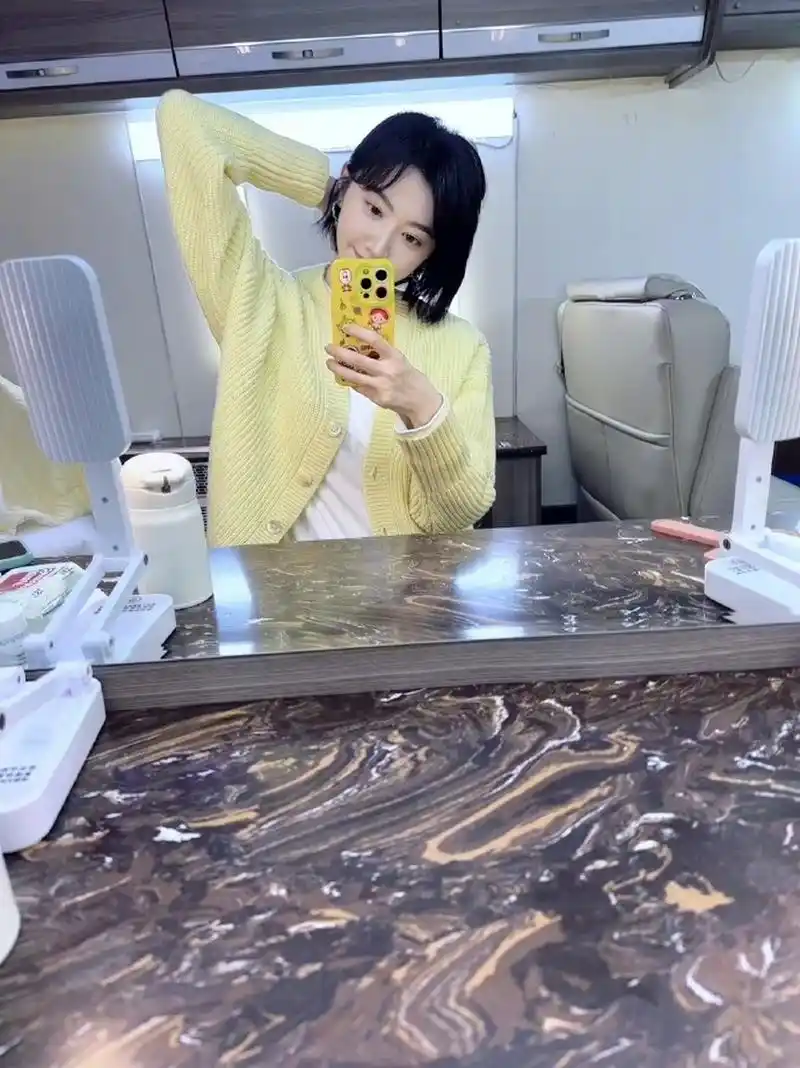 景甜自拍九宫格! 第一张我以为是杨蓉,图片怎么那么像?