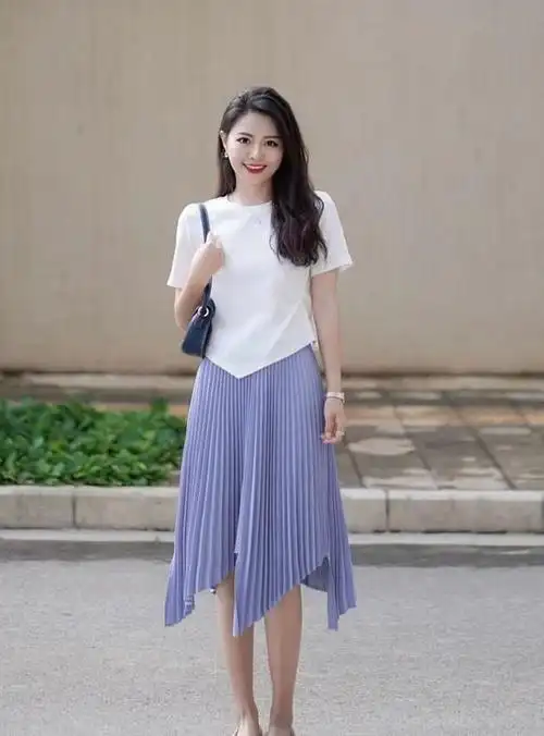 "t恤 百褶裙"才是最适合中年女人的夏季穿搭,舒适百搭又洋气