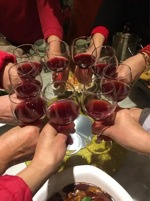 聚会喝红酒真实图片