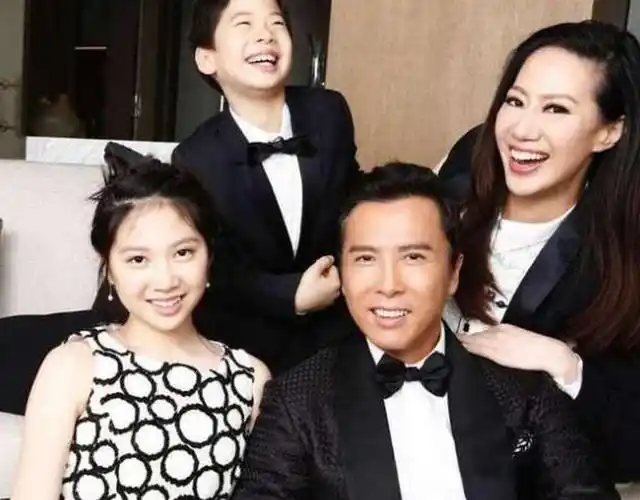 甄子丹的女儿宣布出道性感妩媚展现好身材明星纷纷送上祝福