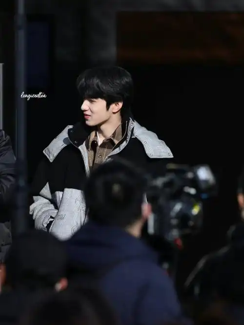 推着行李箱的耀文举手手好可爱节目录制顺利[锦鲤附体]#刘耀文无限