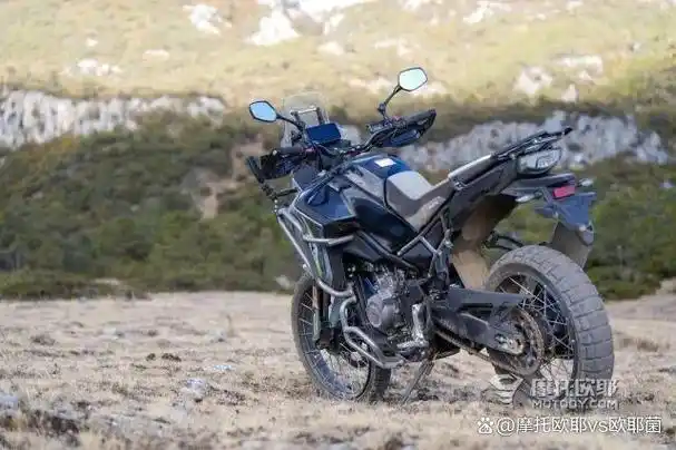 减震方面,春风适配了来自kyb的前后减震器,行程均为200mm,均支持阻尼