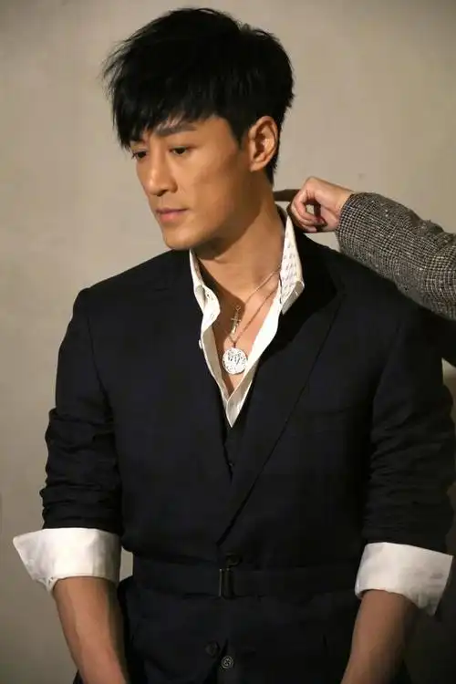 几个月不见林峰又瘦了整张脸只剩一层皮了吧