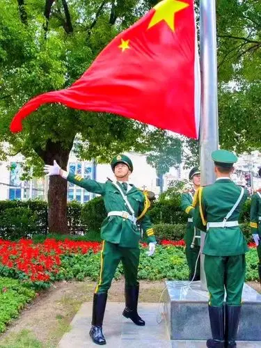 五星红旗在江苏社区上空高高飘扬