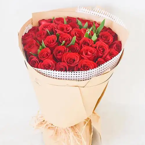 爱的味道云南空运a级红玫瑰33支白色麻片牛皮纸包装