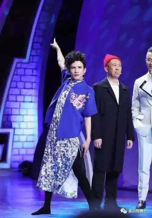 大张伟黑丝旗袍加卷发反串张大姨竟有点好看