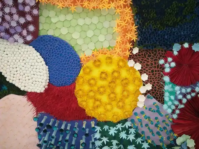 八声甘州(新韵)观小学生装置艺术展有感