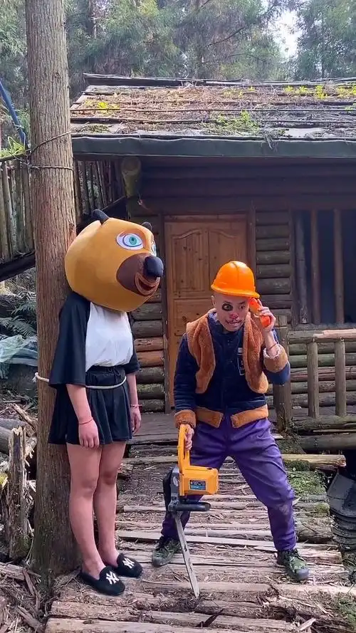 光头强抓到了熊二,打电话给李老板