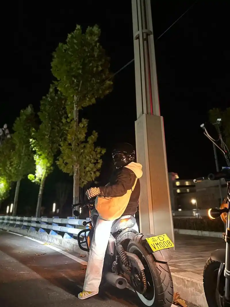 夜骑 #机车摄影 上一秒笑嘻嘻!下一秒落汤鸡@条纹哥她大哥 - 抖音
