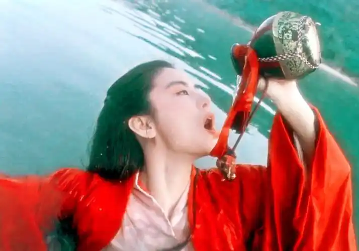 特别是她在与李连杰一起出演《笑傲江湖之东方不败》中所扮演的东方