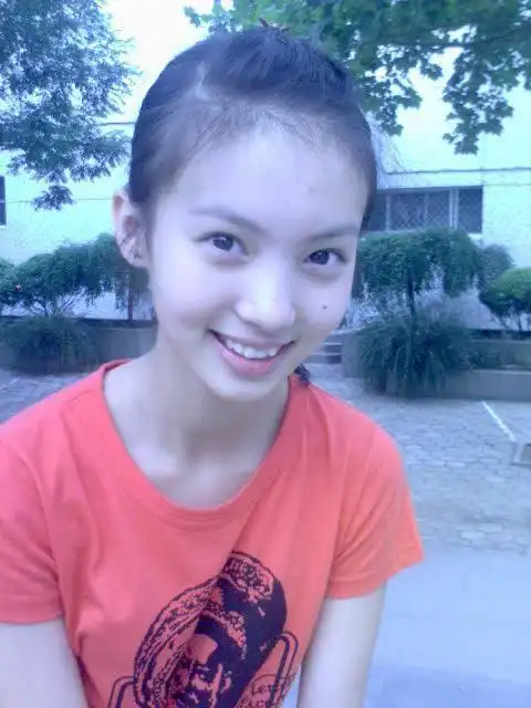 金晨十年前旧照曝光,肤白貌美笑容甜美,曾与十一岁胡先煦拍电影