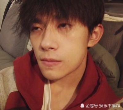 易烊千玺录制睡前视频,素颜出镜怼脸拍,这颜值我爱了