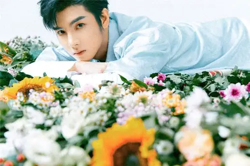 郑繁星首发单曲获好评生日直播好友现身逗趣无穷