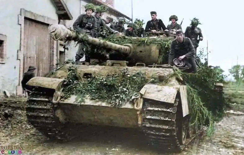 二战中的彩色掠影:被俘的德军士兵,在美军监视下掏出身上的物品