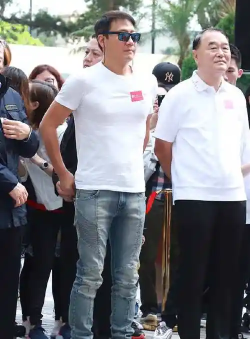 没回应前妻怀孕喜讯黎明露面有亮点减肥成功胸肌健硕