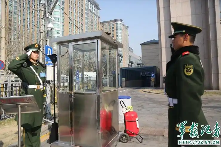 探访两会代表住地执勤的武警哨兵