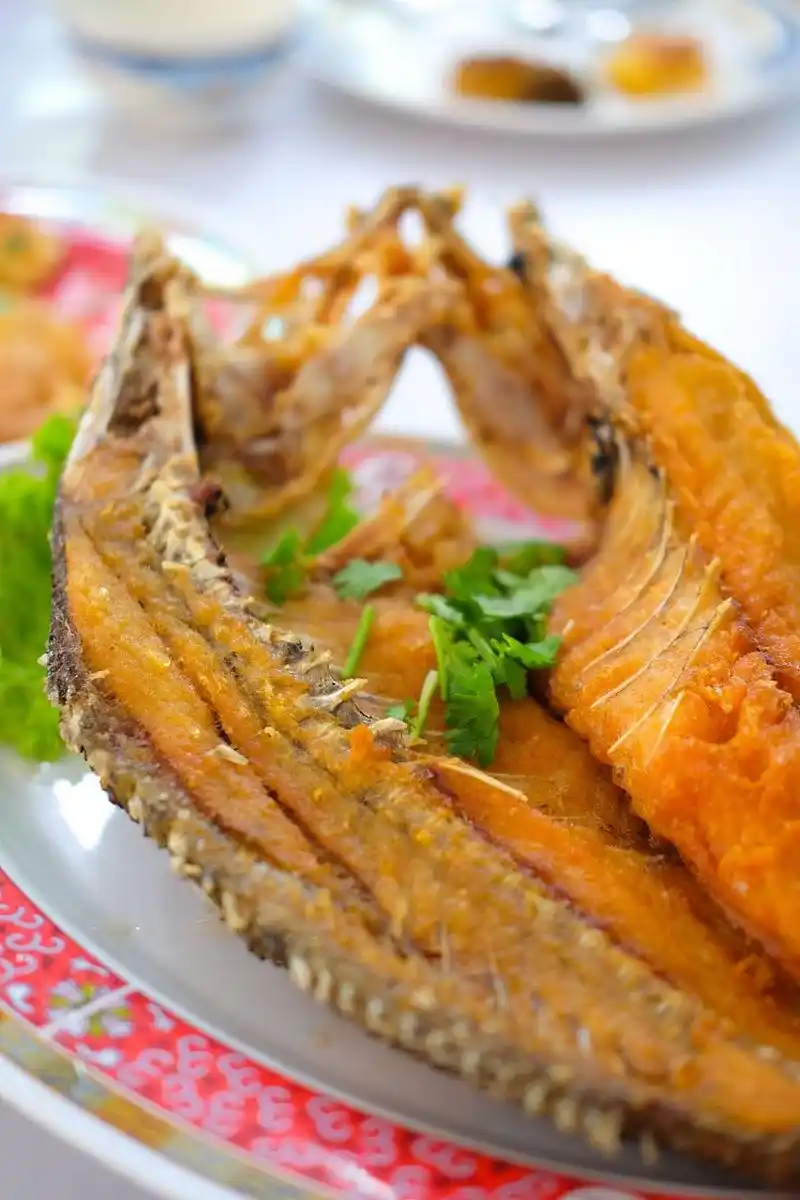 另一种是清蒸咸鱼干,咸鱼干泡水后煮去咸味,再加入调料蒸煮.