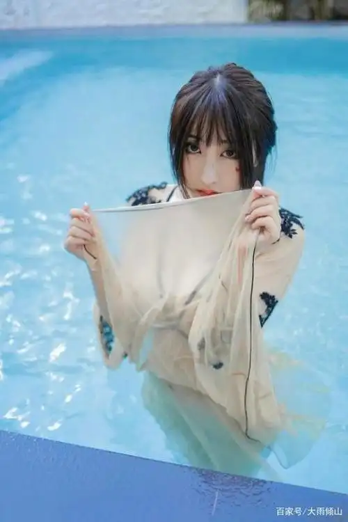 仙女泳装薄纱姐姐在泳池里自拍,网友:可远观而不可近看也