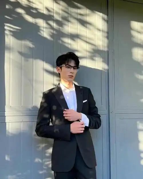 王鹤棣with圣罗兰吸烟装