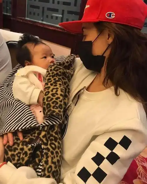 张柏芝再秀美照关于三胎的生父她的个人动态早就透露过