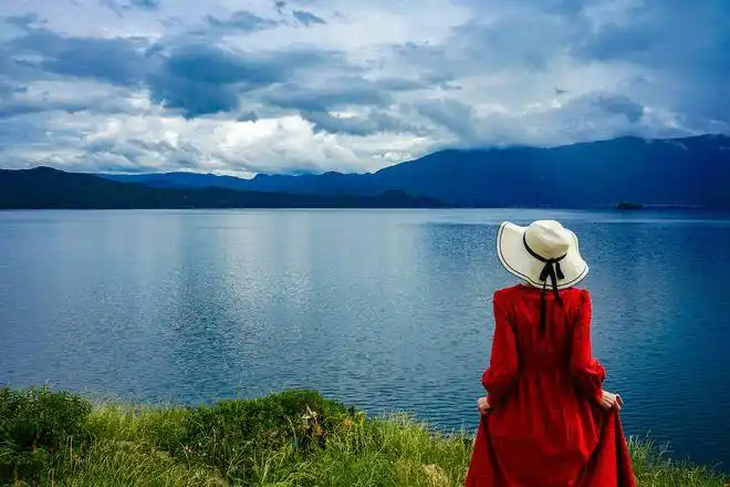 5个背影照拍摄技巧让中年女性随手也能拍唯美背影照