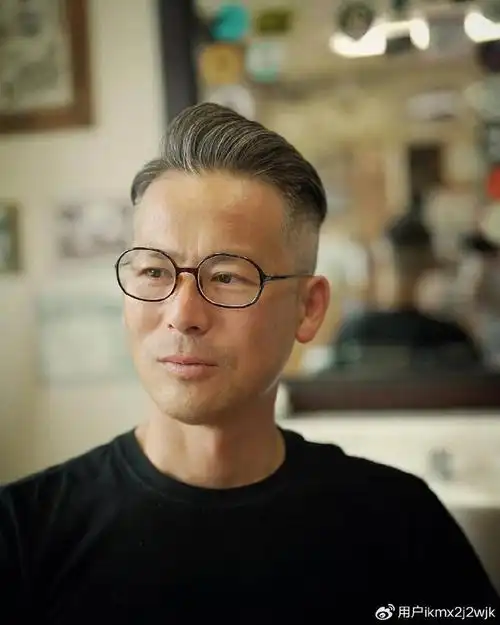 55 岁以上男士,剪两侧铲短发型,焕发动人魅力