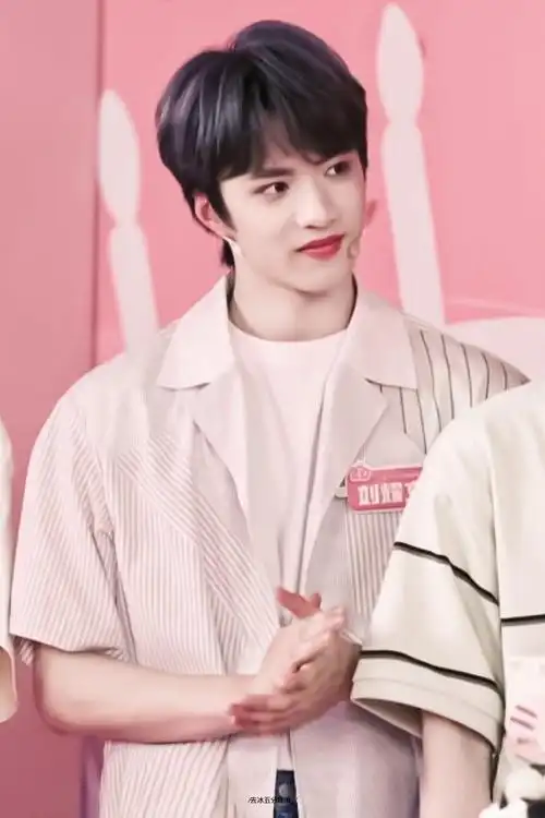 刘耀文晒拍立得##刘耀文拍立得背景好闪