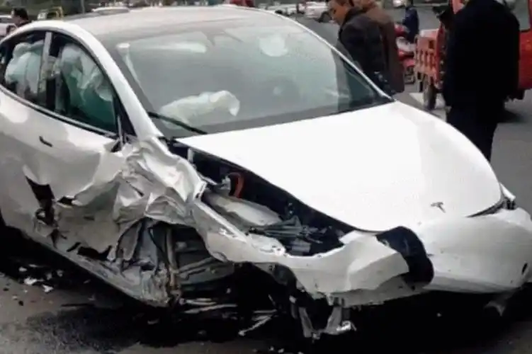 特斯拉刹车失灵连撞11车无法刹停系首撞后导致制动失效