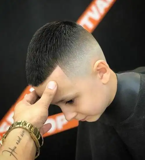 小男孩发型怎么剪 酷帅风短发剪出时尚范_儿童发型 - 美发站