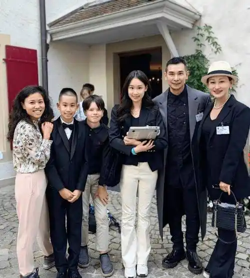 张丹露·赵文卓已婚,有两个儿子和一个女儿.