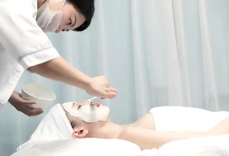 美容师给做面膜图片