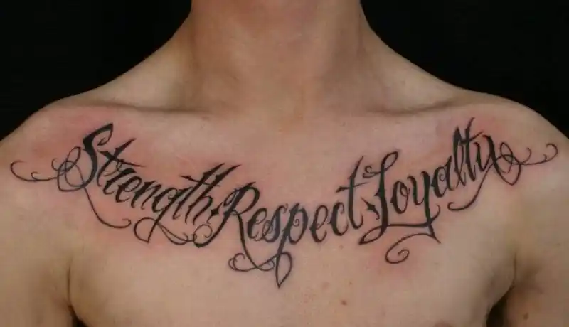 男性满胸霸气的刻字风格纹身图案