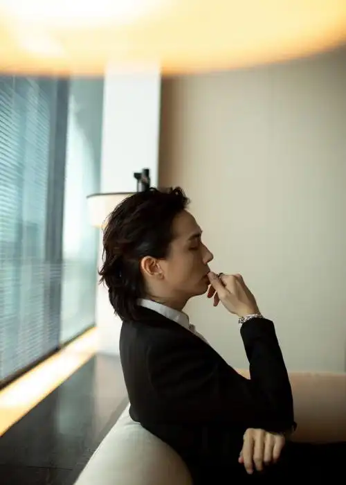 李承铉超话今日活动造型图集,很考验驾驭力的长发,利落笔挺的西服套装