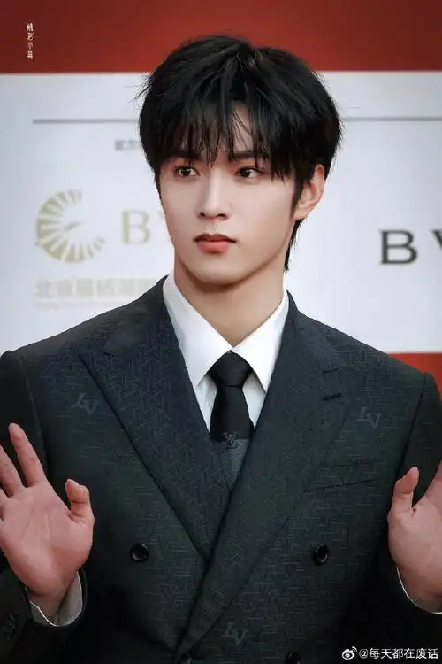 刘耀文今天的西装小刘真的很帅!身条太好咯!